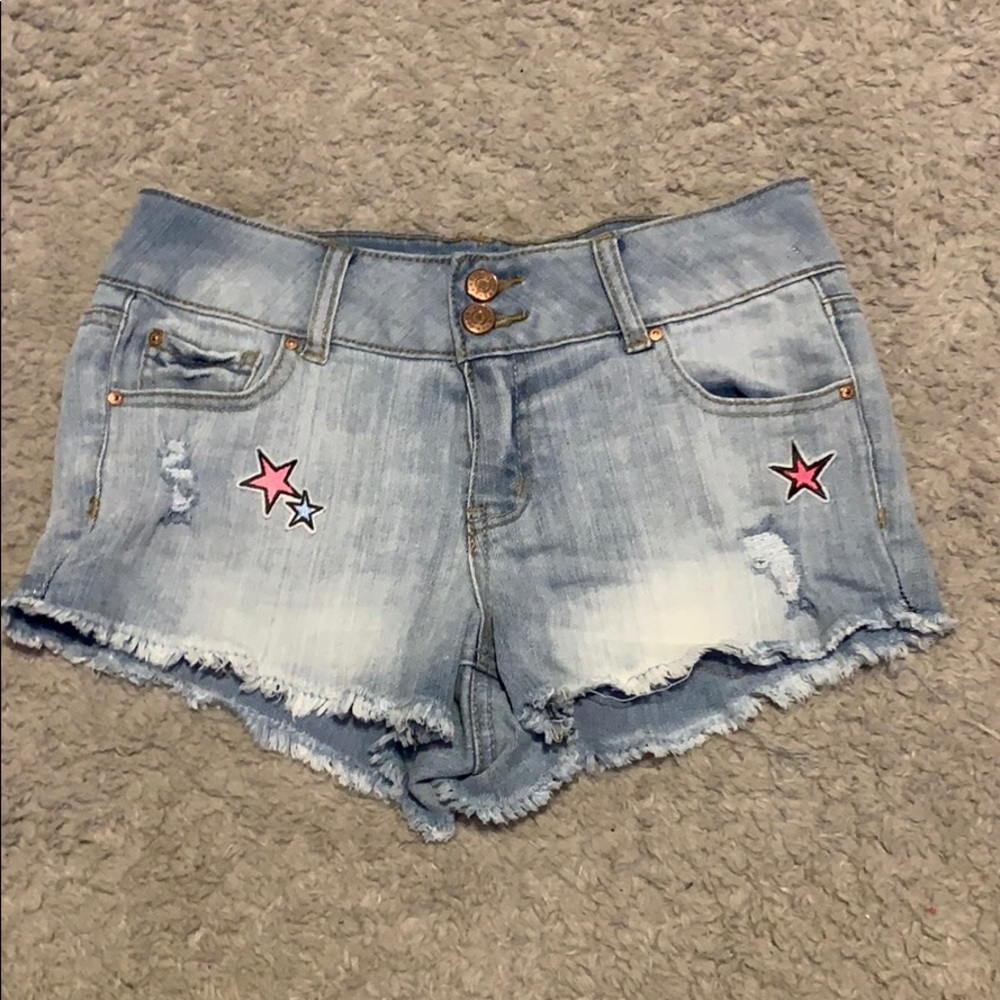 Light-washed, waste-leveled denim shorts.